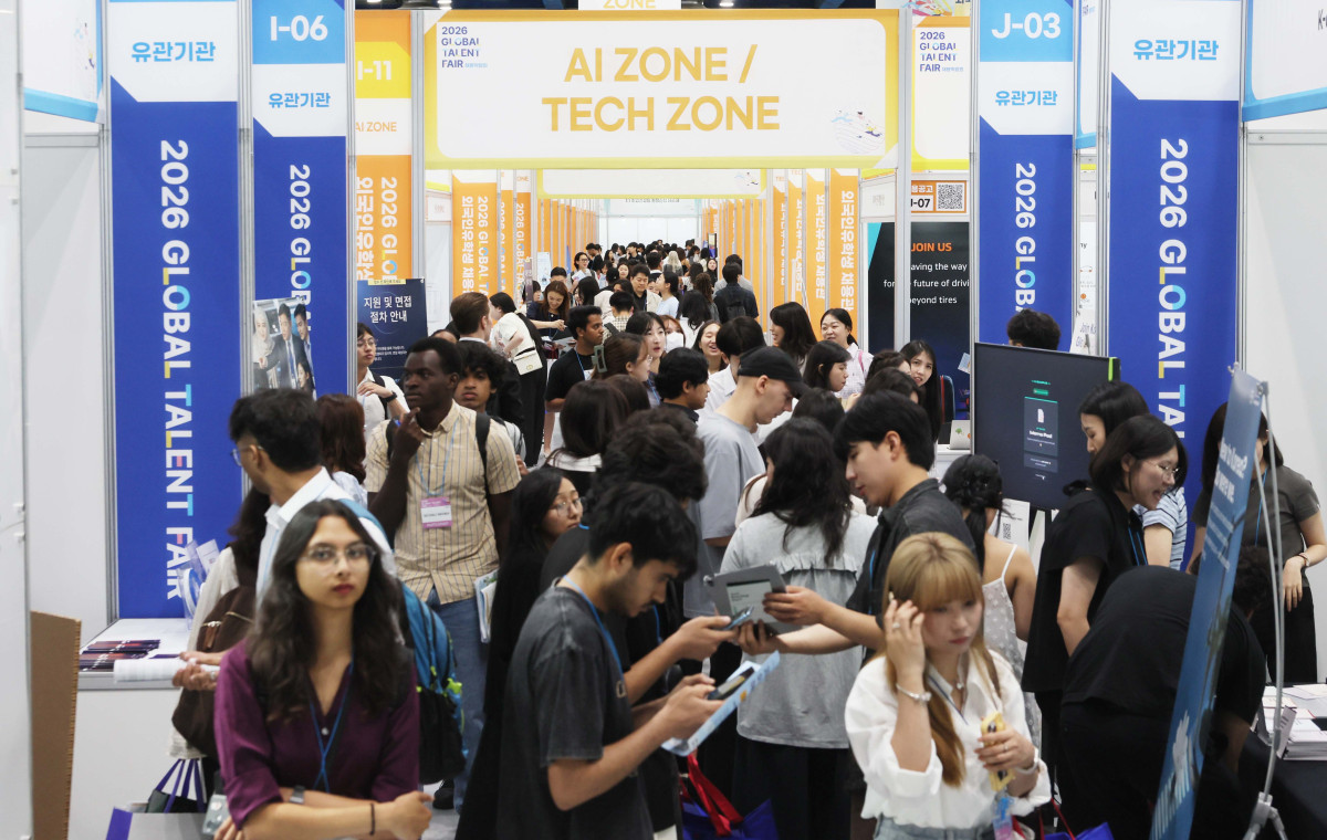 ▲1일 서울 강남구 코엑스에서 열린 ‘2026 글로벌 탤런트 페어’ 행사장이 구직자들로 붐비고 있다. 산업통상부와 고용노동부, 코트라가 공동 주최한 글로벌 탤런트 페어는 국내 최대 글로벌 일자리 박람회로, 올해는 외투기업 137개사와 구인기업 121개사, 외국인유학생 구인기업 100개사 등 총 358개사가 참여했다. 신태현 기자 holjjak@
