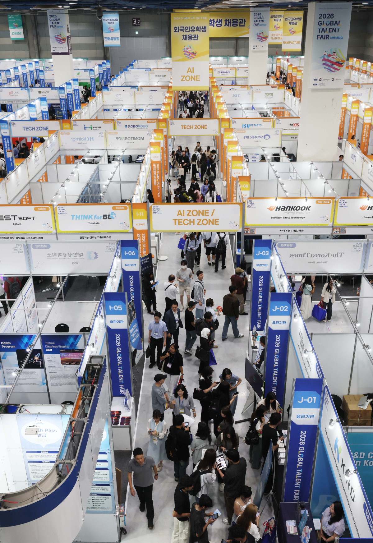 ▲1일 서울 강남구 코엑스에서 열린 ‘2026 글로벌 탤런트 페어’ 행사장이 구직자들로 붐비고 있다. 산업통상부와 고용노동부, 코트라가 공동 주최한 글로벌 탤런트 페어는 국내 최대 글로벌 일자리 박람회로, 올해는 외투기업 137개사와 구인기업 121개사, 외국인유학생 구인기업 100개사 등 총 358개사가 참여했다. 신태현 기자 holjjak@