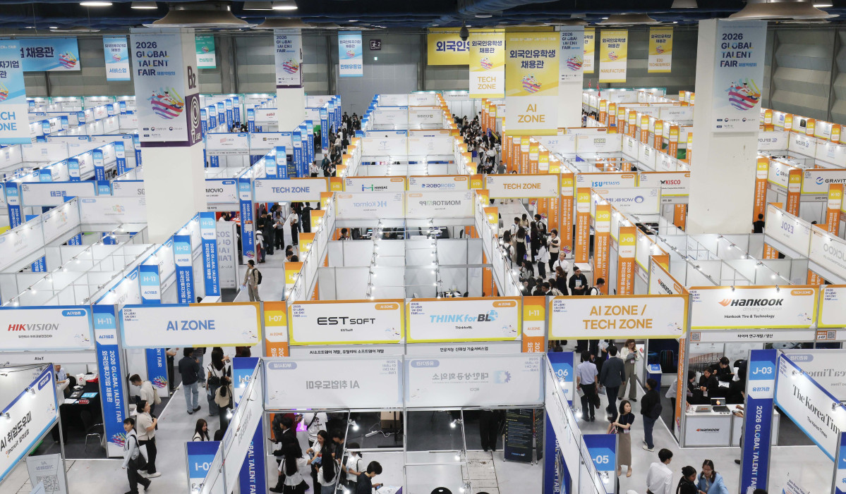 ▲1일 서울 강남구 코엑스에서 열린 ‘2026 글로벌 탤런트 페어’ 행사장이 구직자들로 붐비고 있다. 산업통상부와 고용노동부, 코트라가 공동 주최한 글로벌 탤런트 페어는 국내 최대 글로벌 일자리 박람회로, 올해는 외투기업 137개사와 구인기업 121개사, 외국인유학생 구인기업 100개사 등 총 358개사가 참여했다. 신태현 기자 holjjak@