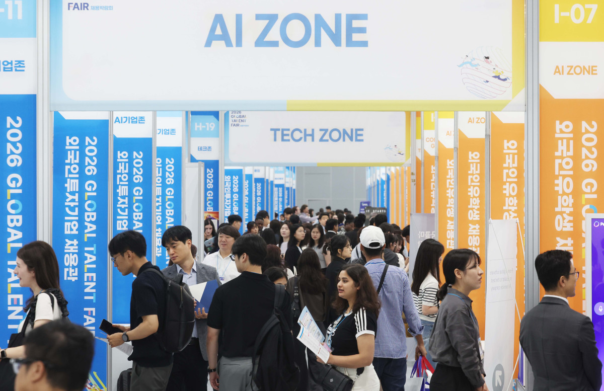 ▲1일 서울 강남구 코엑스에서 열린 ‘2026 글로벌 탤런트 페어’ 행사장이 구직자들로 붐비고 있다. 산업통상부와 고용노동부, 코트라가 공동 주최한 글로벌 탤런트 페어는 국내 최대 글로벌 일자리 박람회로, 올해는 외투기업 137개사와 구인기업 121개사, 외국인유학생 구인기업 100개사 등 총 358개사가 참여했다. 신태현 기자 holjjak@