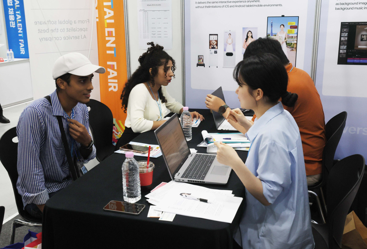 ▲1일 서울 강남구 코엑스에서 열린 ‘2026 글로벌 탤런트 페어’에서 외국인 구직자들이 채용상담을 받고 있다. 산업통상부와 고용노동부, 코트라가 공동 주최한 글로벌 탤런트 페어는 국내 최대 글로벌 일자리 박람회로, 올해는 외투기업 137개사와 구인기업 121개사, 외국인유학생 구인기업 100개사 등 총 358개사가 참여했다. 신태현 기자 holjjak@