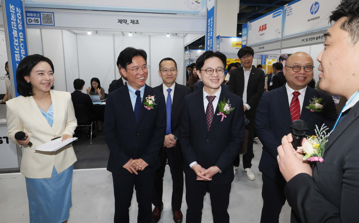 ▲1일 서울 강남구 코엑스에서 열린 ‘2026 글로벌 탤런트 페어’에서 김정관 산업통상부 장관과 김영훈 고용노동부 장관 등 내빈들이 부스를 둘러보고 있다. 산업통상부와 고용노동부, 코트라가 공동 주최한 글로벌 탤런트 페어는 국내 최대 글로벌 일자리 박람회로, 올해는 외투기업 137개사와 구인기업 121개사, 외국인유학생 구인기업 100개사 등 총 358개사가 참여했다. 신태현 기자 holjjak@