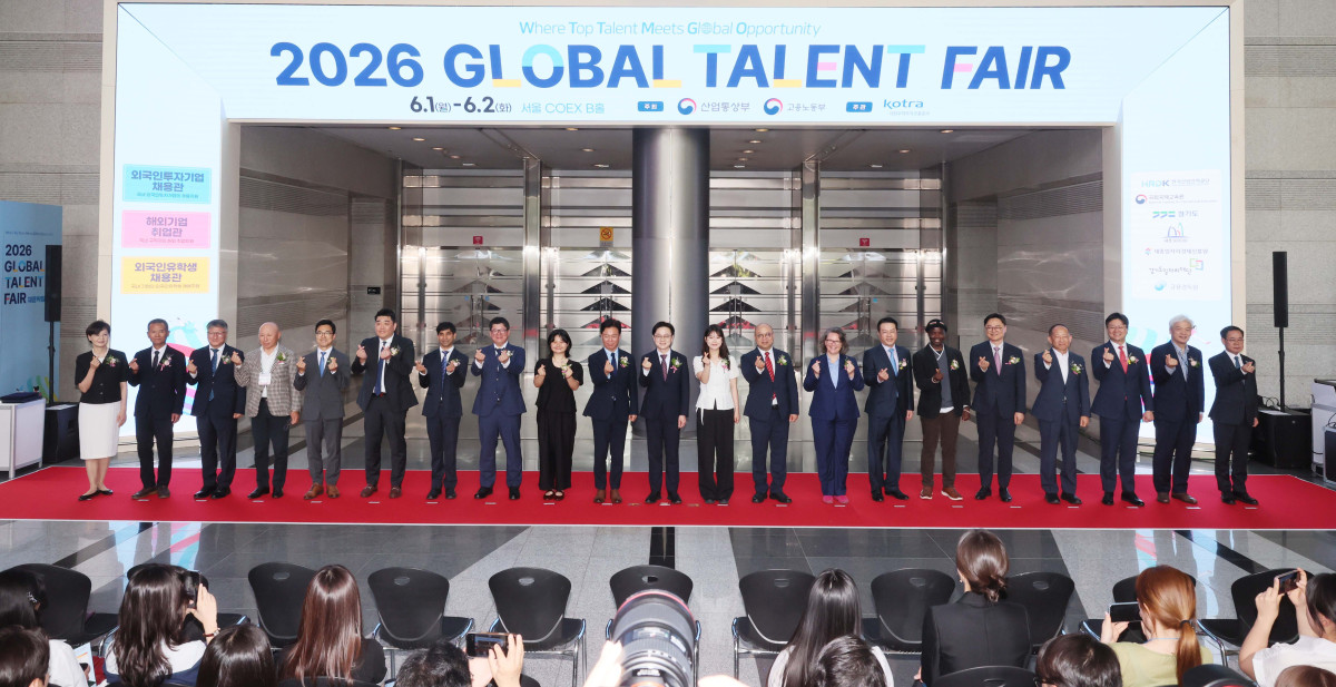 ▲1일 서울 강남구 코엑스에서 열린 ‘2026 글로벌 탤런트 페어’에서 김정관 산업통상부 장관과 김영훈 고용노동부 장관 등 내빈들이 기념촬영을 하고 있다. 산업통상부와 고용노동부, 코트라가 공동 주최한 글로벌 탤런트 페어는 국내 최대 글로벌 일자리 박람회로, 올해는 외투기업 137개사와 구인기업 121개사, 외국인유학생 구인기업 100개사 등 총 358개사가 참여했다. 신태현 기자 holjjak@