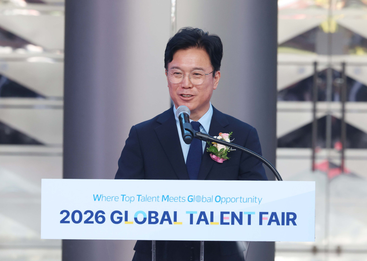 ▲1일 서울 강남구 코엑스에서 열린 ‘2026 글로벌 탤런트 페어’ 개막식에서 김영훈 고용노동부 장관이 인사말을 하고 있다. 산업통상부와 고용노동부, 코트라가 공동 주최한 글로벌 탤런트 페어는 국내 최대 글로벌 일자리 박람회로, 올해는 외투기업 137개사와 구인기업 121개사, 외국인유학생 구인기업 100개사 등 총 358개사가 참여했다. 신태현 기자 holjjak@