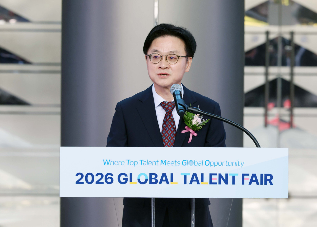 ▲1일 서울 강남구 코엑스에서 열린 ‘2026 글로벌 탤런트 페어’ 개막식에서 김정관 산업통상부 장관이 인사말을 하고 있다. 산업통상부와 고용노동부, 코트라가 공동 주최한 글로벌 탤런트 페어는 국내 최대 글로벌 일자리 박람회로, 올해는 외투기업 137개사와 구인기업 121개사, 외국인유학생 구인기업 100개사 등 총 358개사가 참여했다. 신태현 기자 holjjak@