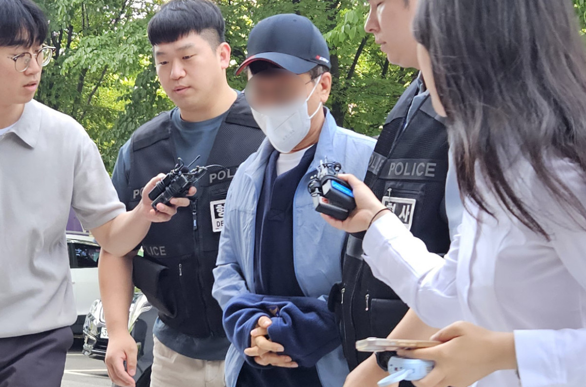 ▲'LG전자 마곡센터 칼부림 사건' 피의자인 60대 남성 정모 씨가 지난달 29일 오전 서울 양천구 서울남부지방법원에서 열리는 구속 전 피의자 심문(영장실질심사)을 받기 위해 출석하고 있다. (뉴시스)