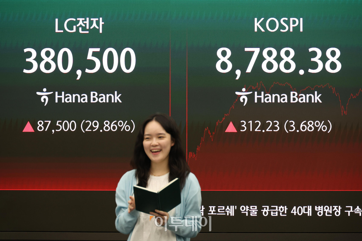 ▲코스피 지수가 전장보다 312.23포인트(3.68%) 오른 8788.38에 거래를 마치며 종가 기준 사상 최고치를 경신한 1일 서울 중구 하나은행 딜링룸에서 딜러가 미소짓고 있다. 고이란 기자 photoeran@