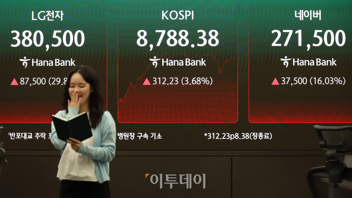 ▲코스피 지수가 전장보다 312.23포인트(3.68%) 오른 8788.38에 거래를 마치며 종가 기준 사상 최고치를 경신한 1일 서울 중구 하나은행 딜링룸에서 딜러가 미소짓고 있다. 고이란 기자 photoeran@