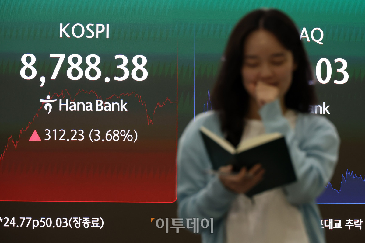 ▲코스피 지수가 전장보다 312.23포인트(3.68%) 오른 8788.38에 거래를 마치며 종가 기준 사상 최고치를 경신한 1일 서울 중구 하나은행 딜링룸에서 딜러가 미소짓고 있다. 고이란 기자 photoeran@