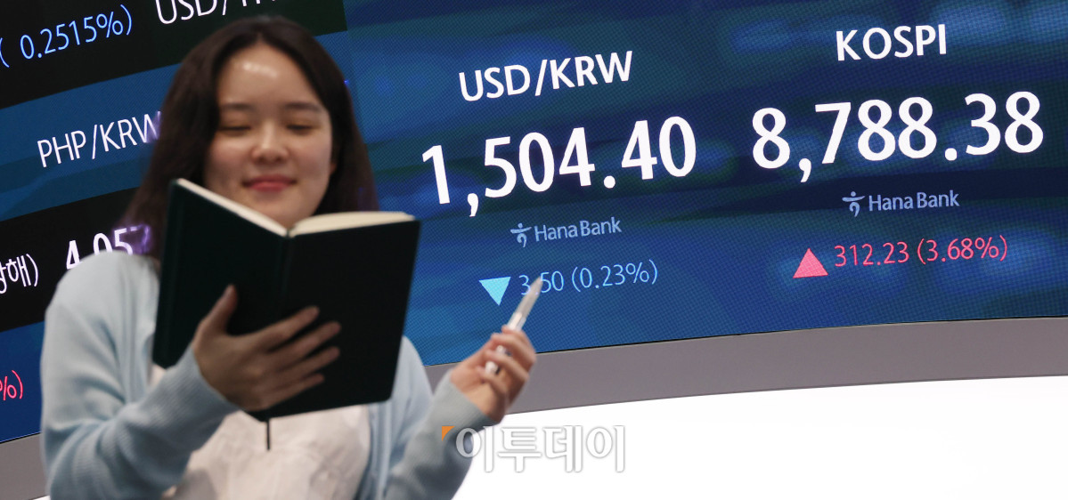 ▲코스피 지수가 전장보다 312.23포인트(3.68%) 오른 8788.38에 거래를 마치며 종가 기준 사상 최고치를 경신한 1일 서울 중구 하나은행 딜링룸에서 딜러가 미소짓고 있다. 고이란 기자 photoeran@