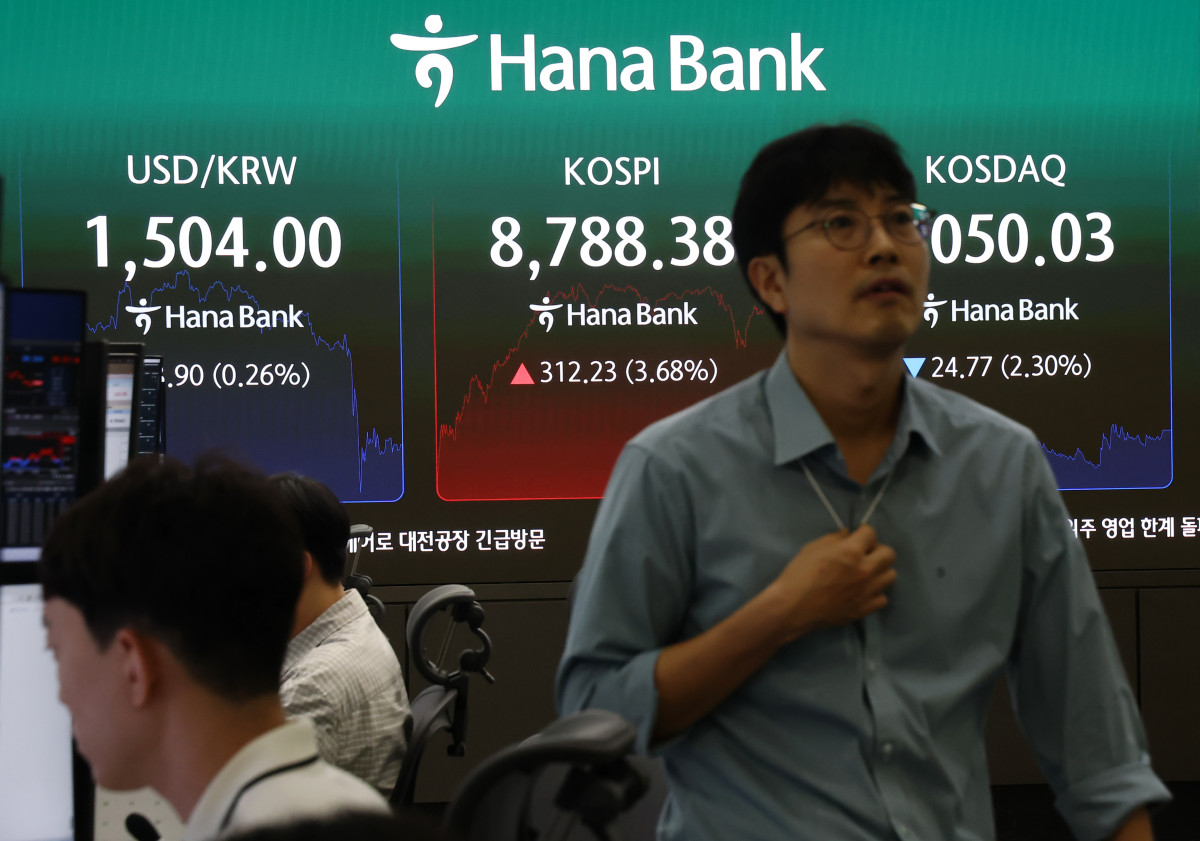 ▲코스피가 전장보다 312.23포인트(3.68%) 오른 8,788.38에 장을 마치며 종가 기준 사상 최고치를 경신한 1일 서울 하나은행 본점 딜링룸에서 딜러들이 업무를 보고 있다. (연합뉴스)