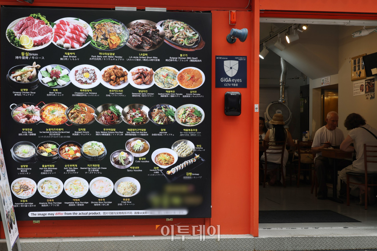 ▲여름철 외식 메뉴 가격이 오르면서 직장인들의 점심값 부담이 커지고 있다. 원재료비와 인건비, 임대료 상승 등의 영향으로 서울 지역 냉면과 삼계탕 가격이 1만원대 후반~2만원대에 형성되는 등 대표 여름철 메뉴마저 부담이 커진 모습이다. 사진은 1일 서울 시내 음식점 메뉴판. 고이란 기자 photoeran@