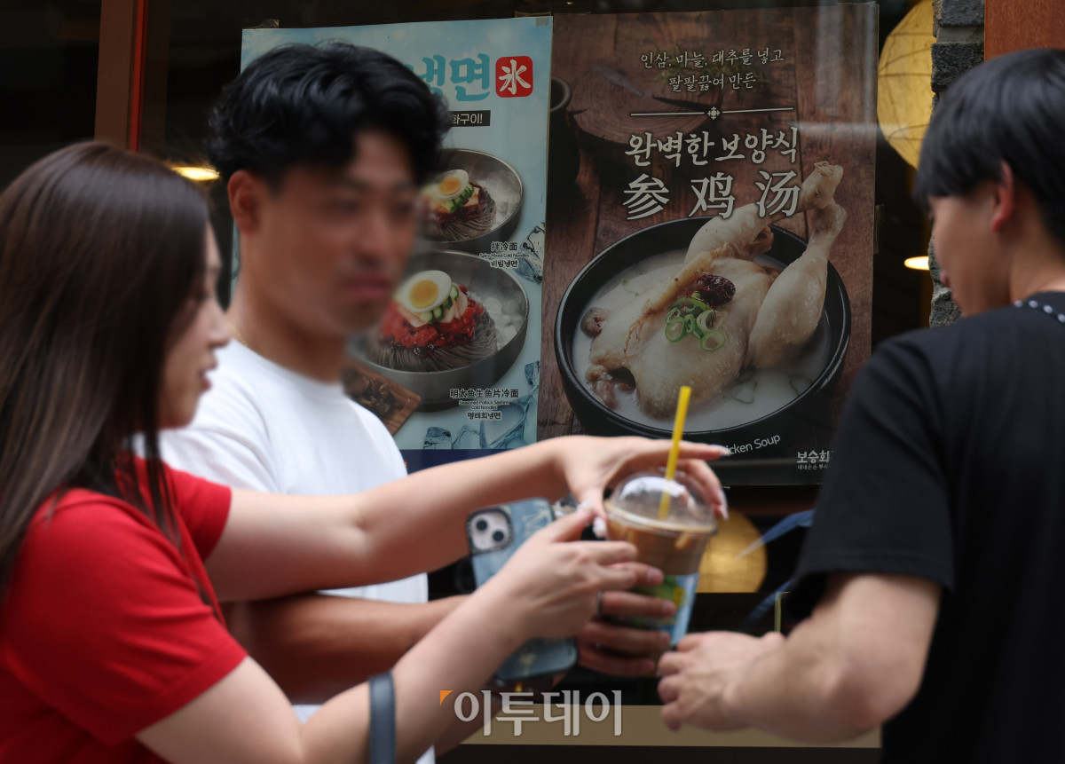 ▲여름철 외식 메뉴 가격이 오르면서 직장인들의 점심값 부담이 커지고 있다. 원재료비와 인건비, 임대료 상승 등의 영향으로 서울 지역 냉면과 삼계탕 가격이 1만원대 후반~2만원대에 형성되는 등 대표 여름철 메뉴마저 부담이 커진 모습이다. 사진은 1일 서울 시내 음식점 메뉴판. 고이란 기자 photoeran@