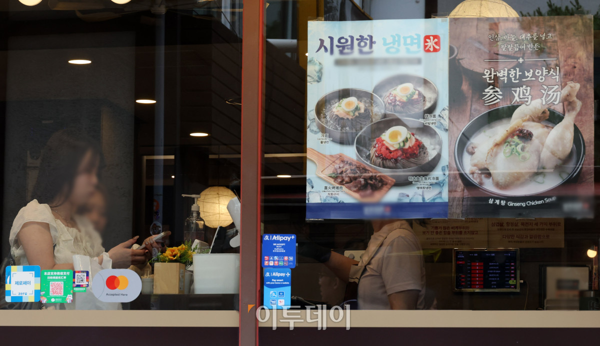 ▲여름철 외식 메뉴 가격이 오르면서 직장인들의 점심값 부담이 커지고 있다. 원재료비와 인건비, 임대료 상승 등의 영향으로 서울 지역 냉면과 삼계탕 가격이 1만원대 후반~2만원대에 형성되는 등 대표 여름철 메뉴마저 부담이 커진 모습이다. 사진은 1일 서울 시내 음식점 메뉴판. 고이란 기자 photoeran@