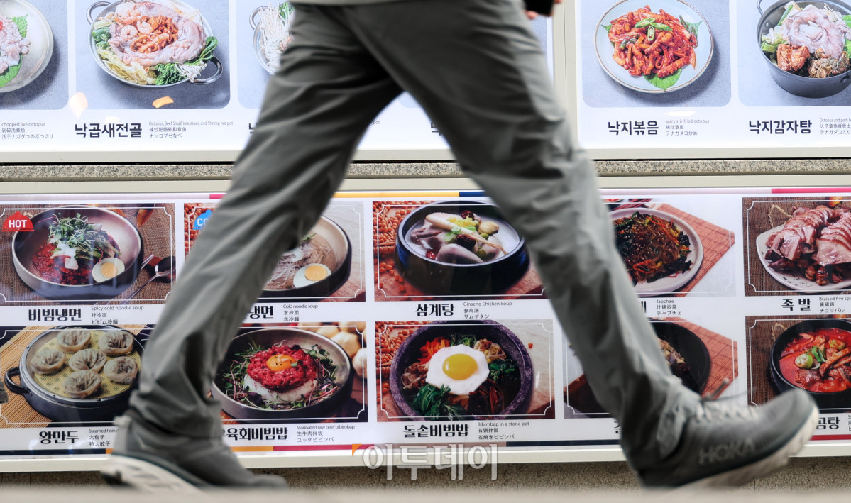 ▲여름철 외식 메뉴 가격이 오르면서 직장인들의 점심값 부담이 커지고 있다. 원재료비와 인건비, 임대료 상승 등의 영향으로 서울 지역 냉면과 삼계탕 가격이 1만원대 후반~2만원대에 형성되는 등 대표 여름철 메뉴마저 부담이 커진 모습이다. 사진은 1일 서울 시내 음식점 메뉴판. 고이란 기자 photoeran@