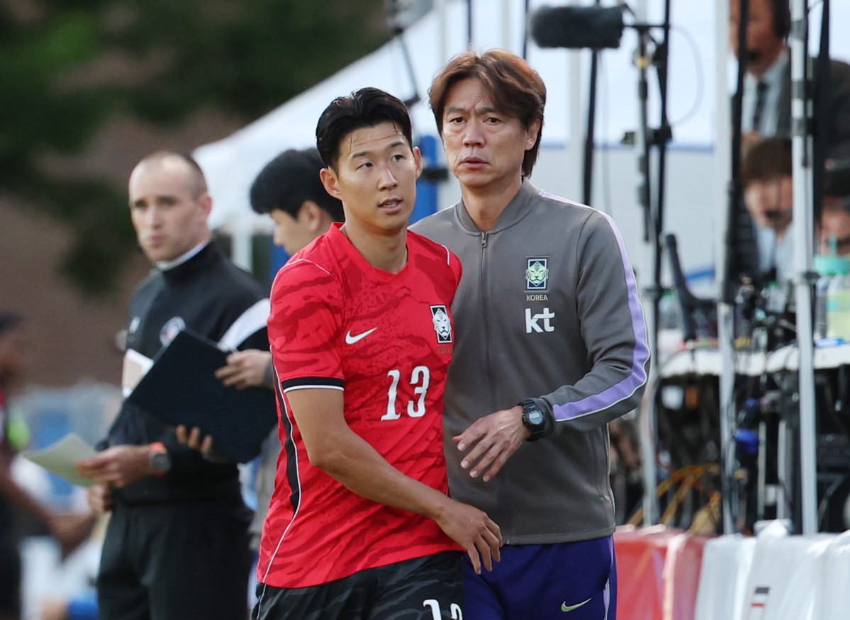 ▲손흥민(왼쪽)과 홍명보 대한민국 축구대표팀 감독이 31일(한국시간) 미국 유타주 프로보 브리검영대학교(BYU) 사우스필드에서 열린 트리니다드토바고와의 평가전 도중 대화를 나누고 있다. (연합뉴스)