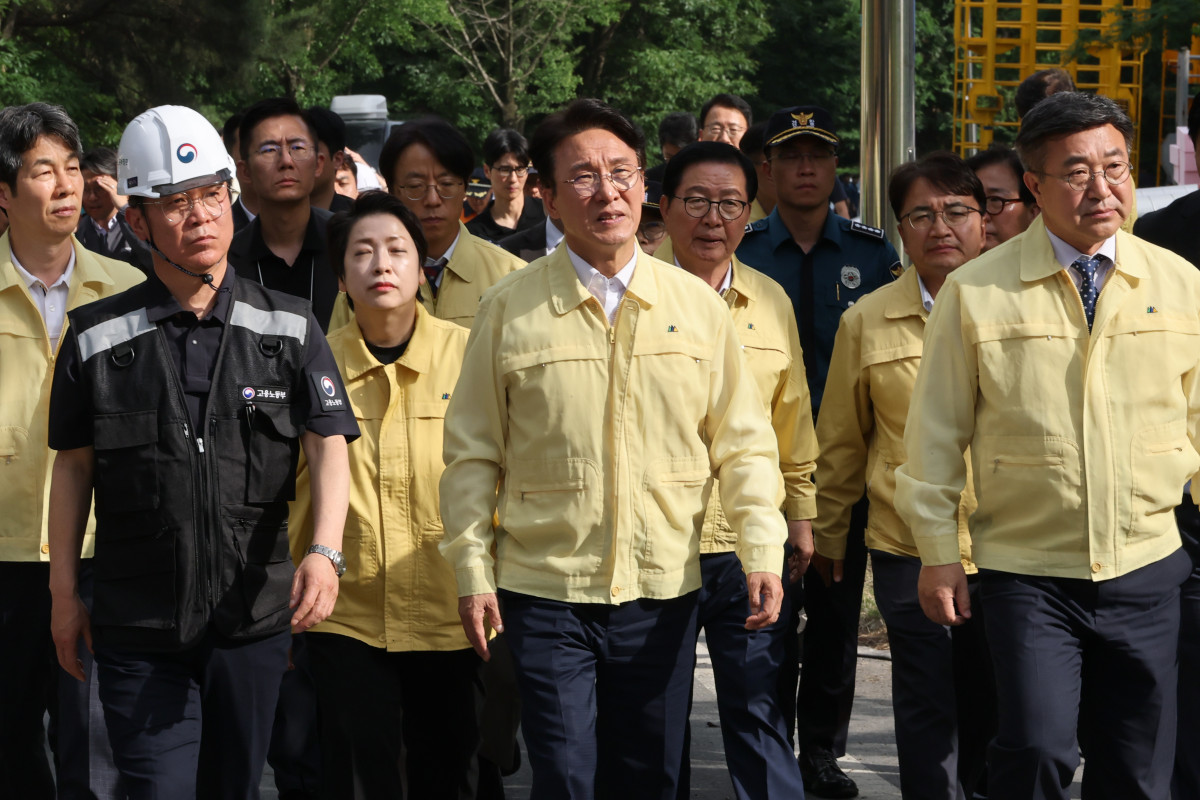 ▲김민석 국무총리가 1일 폭발 사고로 사상자가 발생한 대전 유성구 한화에어로스페이스 대전사업장을 방문해 현장을 살펴보고 있다. 왼쪽부터 김영훈 고용노동부 장관, 김 총리, 윤호중 행정안전부 장관. (연합뉴스)