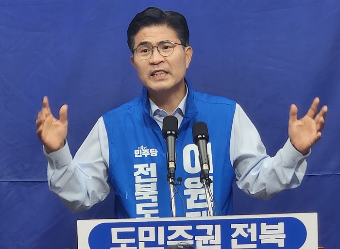 ▲이원택 더불어민주당 전북도지사 후보가 1일 기자회견에서 긴급호소문을 발표하며 지지를 호소하고 있다. (사진제공=이원택 더불어민주당 전북도지사 후보 캠프.)