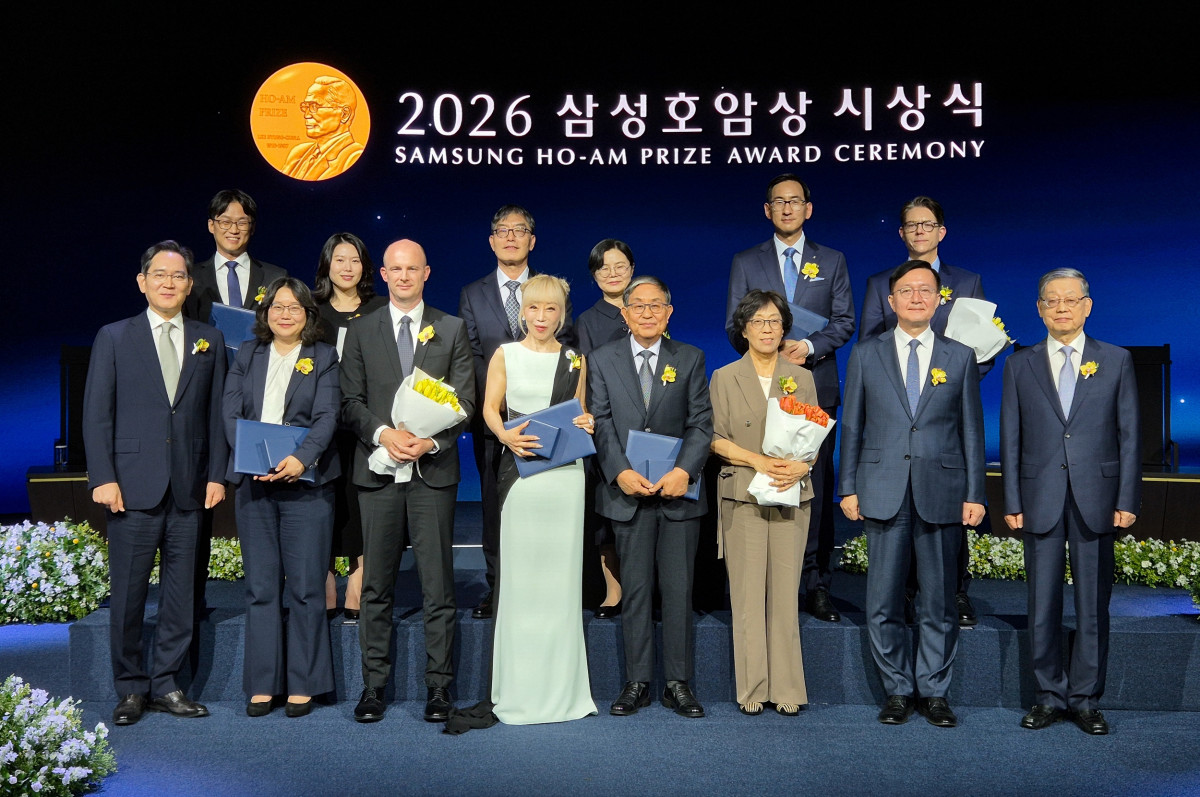 ▲삼성호암상 수상자들과 행사 참석자들이 6월 1일 서울신라호텔 다이너스티홀에서 열린 ‘2026 삼성호암상 시상식’에서 기념 촬영을 하고 있다. (앞줄 왼쪽부터) 이재용 삼성전자 회장, 의학상 에바 호프만 코펜하겐대 교수 부부, 예술상 조수미 성악가, 공학상 김범만 포스텍 명예교수 부부, 유홍림 서울대 총장, 김황식 호암재단 이사장 (뒷줄 왼쪽부터) 과학상 물리·수학부문 오성진 UC버클리 교수 부부, 사회봉사상 오동찬 국립소록도병원 의료부장 부부, 과학상 화학·생명과학부문 윤태식 위스콘신대 매디슨 교수 부부 (사진=호암재단)