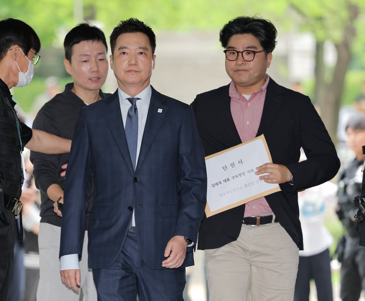 ▲영장실질심사 출석하는 김세의 가로세로연구소 대표가 지난달 26일 서초구 서울중앙지방법원에서 열린 구속 전 피의자 심문(영장실질심사)에 출석하고 있다. (사진제공=연합뉴스)