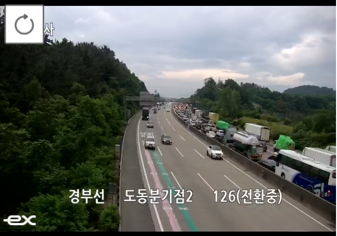 ▲[속보] 경부고속도로 부산방향 도동분기점 인근 화물차 사고 발생 (출처=로드플러스 캡처)
