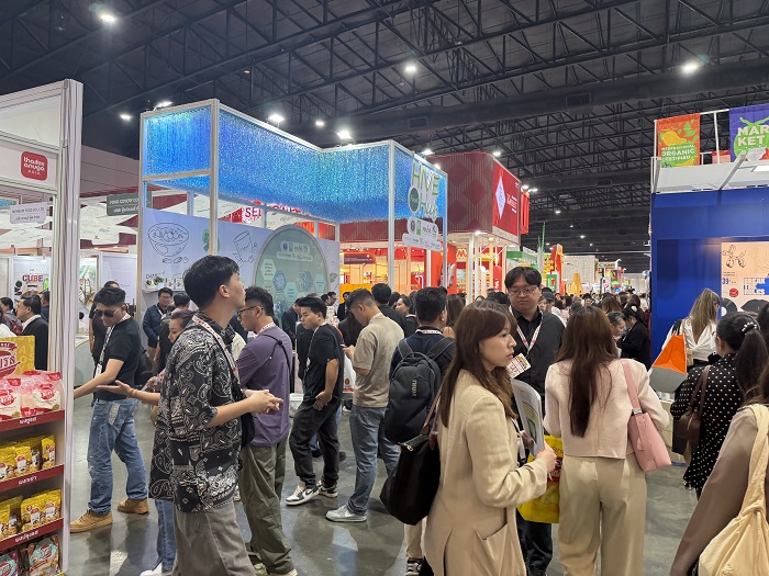 ▲태국 방콕 임팩트 무앙통 타니 전시장에서 열린 ‘THAIFEX–ANUGA ASIA 2026’ 전북홍보관에 현지 바이어와 관람객들이 방문해 도내 수산식품과 간편식 제품을 살펴보고 있다. (사진제공=전북바이오융합산업진흥원.)