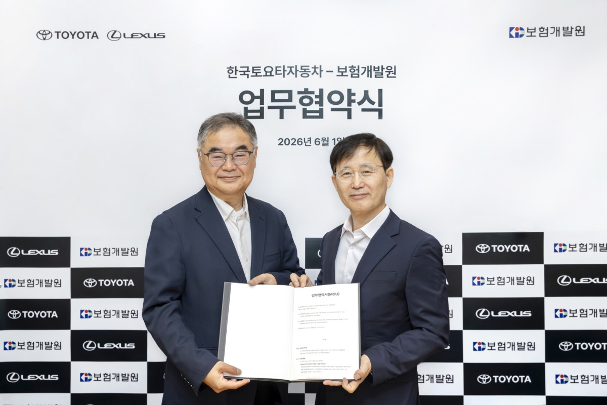 ▲왼쪽부터 콘야마 마나부 한국토요타자동차 사장과 박진호 보험개발원 부원장. (사진=한국토요타자동차)