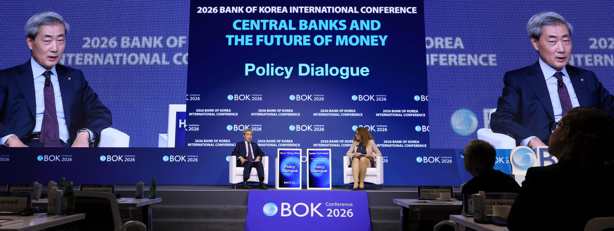 ▲1일 서울 중구 한국은행 별관에서 열린 '2026 BOK 국제 콘퍼런스'에서 신현송 한국은행 총재와 이자벨 슈나벨 유럽중앙은행(ECB) 집행이사가 정책 대담을 하고 있다. (연합뉴스)