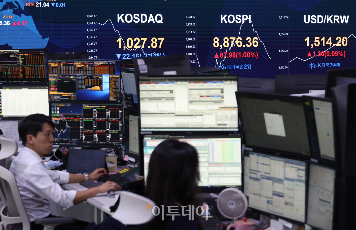 ▲2일 서울 여의도 KB국민은행 딜링룸 전광판에 코스피 지수가 장 초반 8900을 넘어서며 상승 출발한 이후 등락을 거듭하고 있다. 코스닥 지수는 전 거래일보다 0.49% 내린 1044.89에 출발했으며 서울 외환시장에서 원·달러 환율은 전 거래일보다 7.7원 오른 1512.0원에 개장했다. 고이란 기자 photoeran@