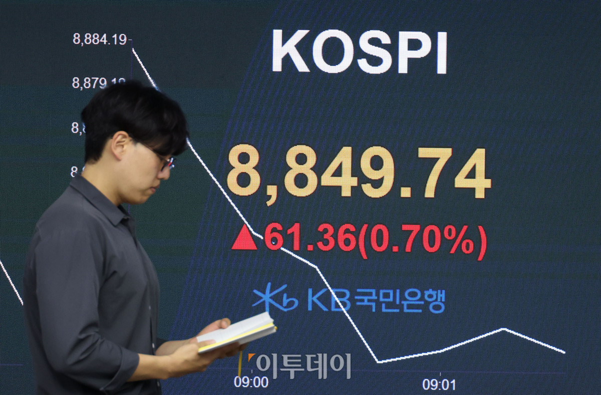 ▲2일 서울 여의도 KB국민은행 딜링룸 전광판에 코스피 지수가 장 초반 8900을 넘어서며 상승 출발한 이후 등락을 거듭하고 있다. 코스닥 지수는 전 거래일보다 0.49% 내린 1044.89에 출발했으며 서울 외환시장에서 원·달러 환율은 전 거래일보다 7.7원 오른 1512.0원에 개장했다. 고이란 기자 photoeran@