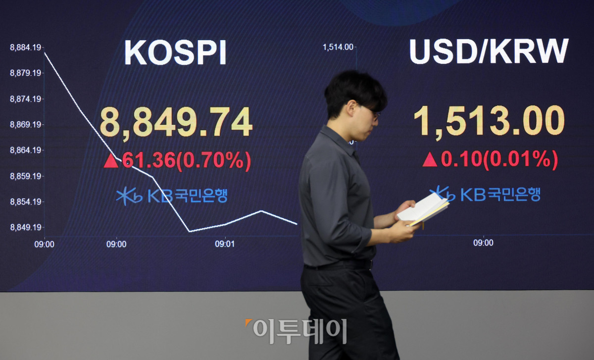 ▲2일 서울 여의도 KB국민은행 딜링룸 전광판에 코스피 지수가 장 초반 8900을 넘어서며 상승 출발한 이후 등락을 거듭하고 있다. 코스닥 지수는 전 거래일보다 0.49% 내린 1044.89에 출발했으며 서울 외환시장에서 원·달러 환율은 전 거래일보다 7.7원 오른 1512.0원에 개장했다. 고이란 기자 photoeran@