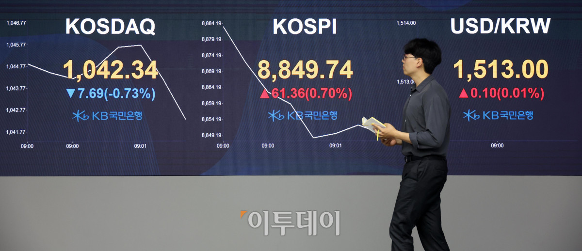 ▲2일 서울 여의도 KB국민은행 딜링룸 전광판에 코스피 지수가 장 초반 8900을 넘어서며 상승 출발한 이후 등락을 거듭하고 있다. 코스닥 지수는 전 거래일보다 0.49% 내린 1044.89에 출발했으며 서울 외환시장에서 원·달러 환율은 전 거래일보다 7.7원 오른 1512.0원에 개장했다. 고이란 기자 photoeran@