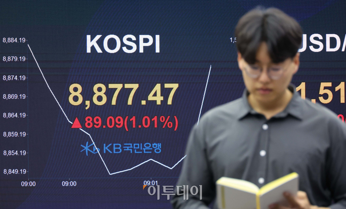 ▲2일 서울 여의도 KB국민은행 딜링룸 전광판에 코스피 지수가 장 초반 8900을 넘어서며 상승 출발한 이후 등락을 거듭하고 있다. 코스닥 지수는 전 거래일보다 0.49% 내린 1044.89에 출발했으며 서울 외환시장에서 원·달러 환율은 전 거래일보다 7.7원 오른 1512.0원에 개장했다. 고이란 기자 photoeran@