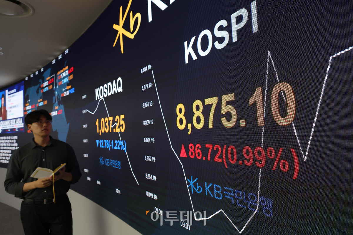 ▲2일 서울 여의도 KB국민은행 딜링룸 전광판에 코스피 지수가 장 초반 8900을 넘어서며 상승 출발한 이후 등락을 거듭하고 있다. 코스닥 지수는 전 거래일보다 0.49% 내린 1044.89에 출발했으며 서울 외환시장에서 원·달러 환율은 전 거래일보다 7.7원 오른 1512.0원에 개장했다. 고이란 기자 photoeran@