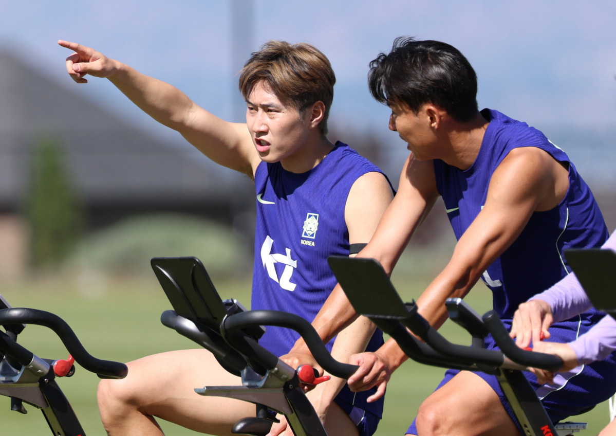 ▲1일(현지시간) 오후 미국 유타주 헤리먼에 위치한 자이언스뱅크 트레이닝센터에서 축구 국가대표팀 이강인과 손흥민이 몸을 풀면서 이야기를 나누고 있다. (연합뉴스)