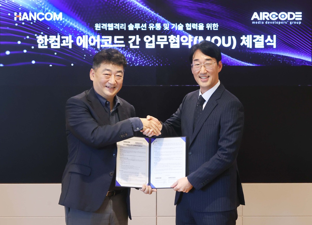▲진성식 한컴 전무(사진 왼쪽)와 홍성욱 에어코드 대표가 기념촬영을 하고 있다. (사진제공=한컴)
