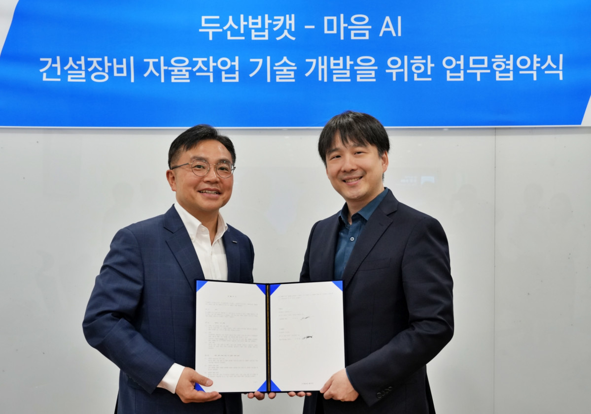 ▲2일 경기도 성남시 분당두산타워에서 열린 양해각서 체결식에서 박현철 두산밥캣 부사장(왼쪽)과 최홍섭 마음AI 대표가 기념 촬영을 하고 있다. (사진제공=두산밥캣)