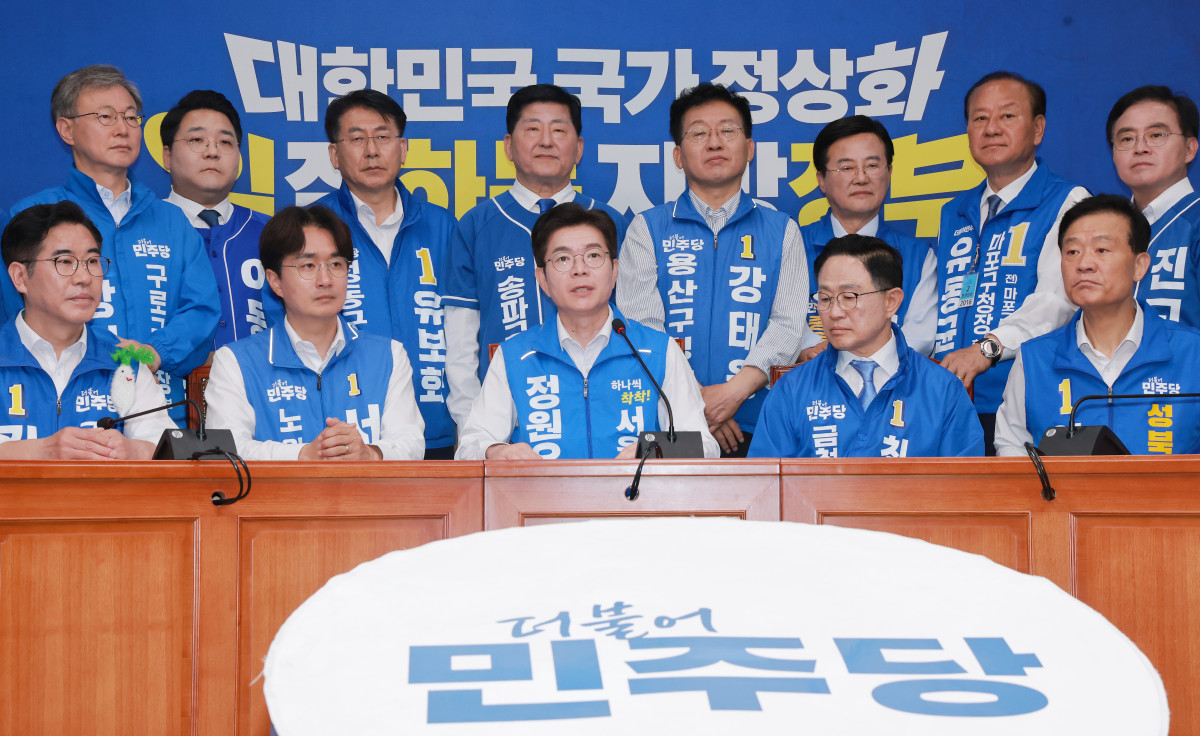 ▲더불어민주당 정원오 서울시장 후보가 2일 국회에서 민주당 서울 지역 구청장 후보들과 기자회견을 하고 있다. 사진=연합뉴스