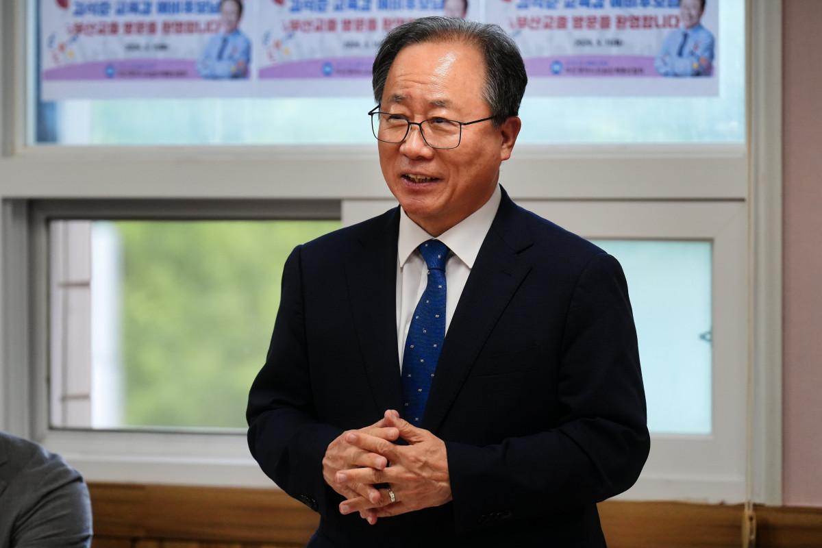 ▲김석준 부산시교육감후보가 간담회에서 이야기를 나누고 있다. (사진제공=김석준후보 캠프)