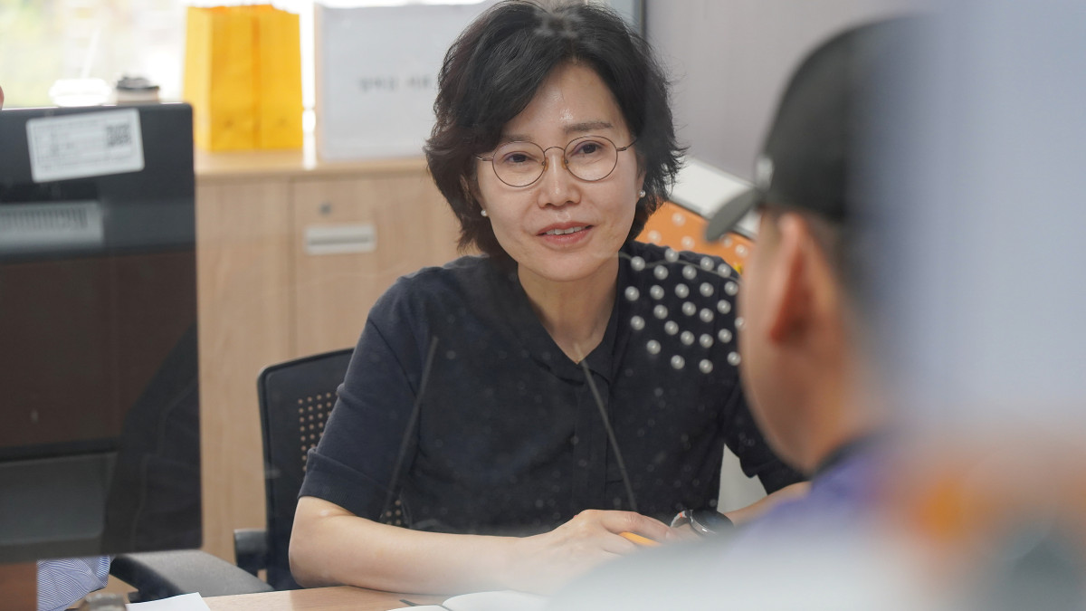 ▲김은경 서금원장 겸 신용회복위원장이 현장 점검을 위해 지난달 12일 대전센터에서 직접 고객들을 상담하며 애로사항을 파악하고 있다. (사진제공=서금원)