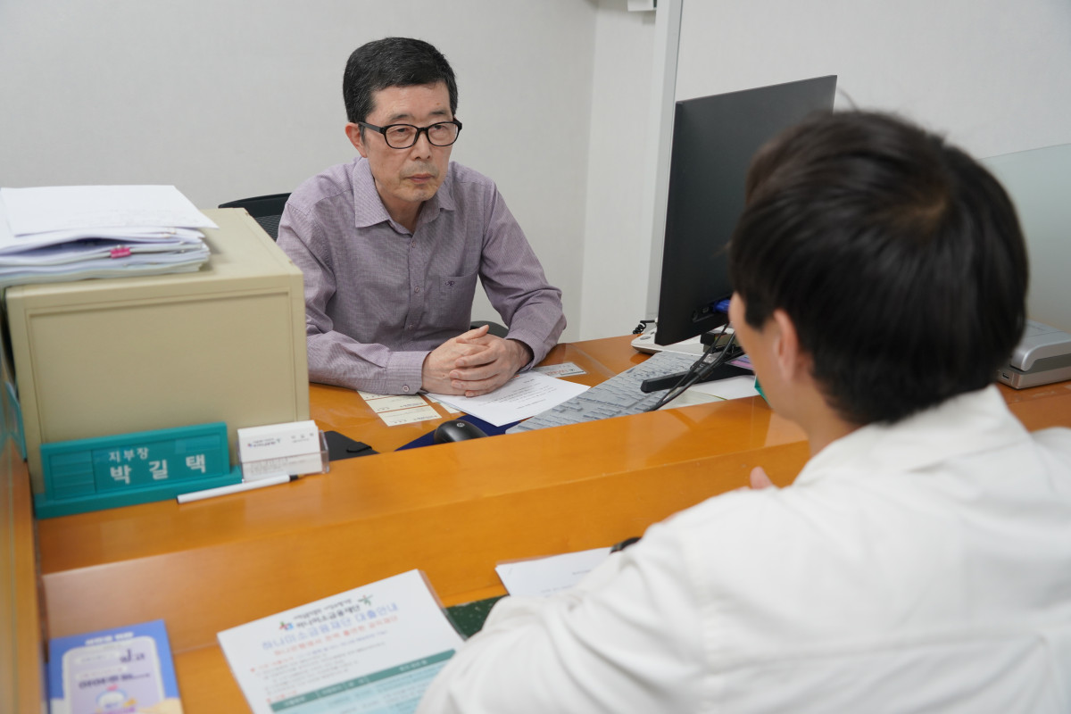▲박길택 하나미소금융재단 서울지부장이 지난달 27일 상담창구에서 미소금융 대출 심사와 상담 절차를 설명하고 있다. (사진제공=서민금융진흥원)
