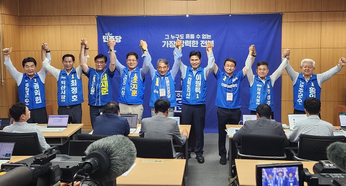 ▲이원택 더불어민주당 전북특별자치도지사 후보와 민주당 전북지역 후보들이 2일 전북도의회에서 합동 기자회견을 마친 뒤 손을 맞잡고 필승을 다짐하고 있다. (사진제공=이원택 더불어민주당 전북도지사 후보 캠프)