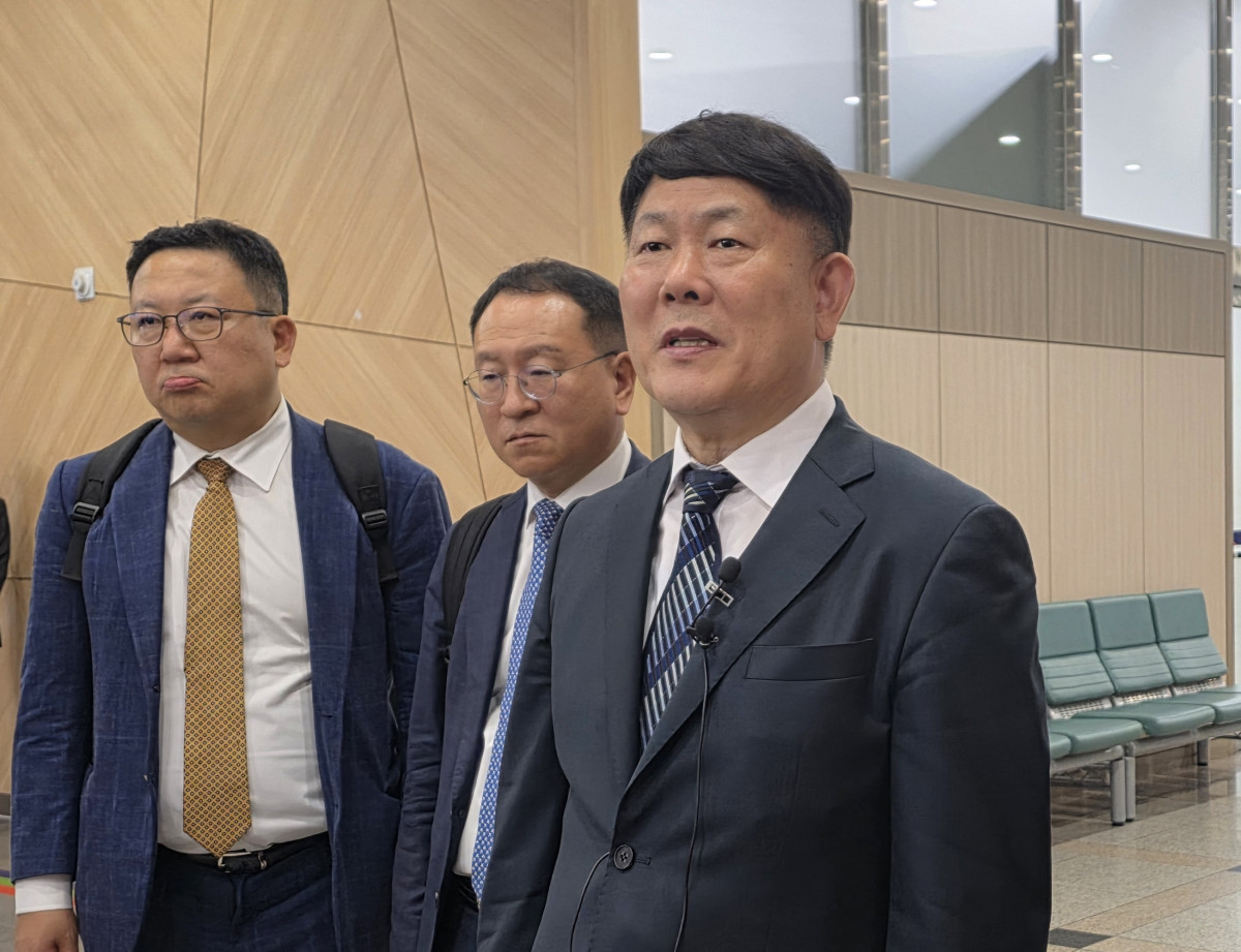 ▲김정규 (오른쪽)타이어뱅크 회장이 지난해 5월 21일 대전고법에서 열린 탈세 혐의 항소심 결심 공판에 참석한 뒤 취재진의 질문에 답하고 있다. (연합뉴스)