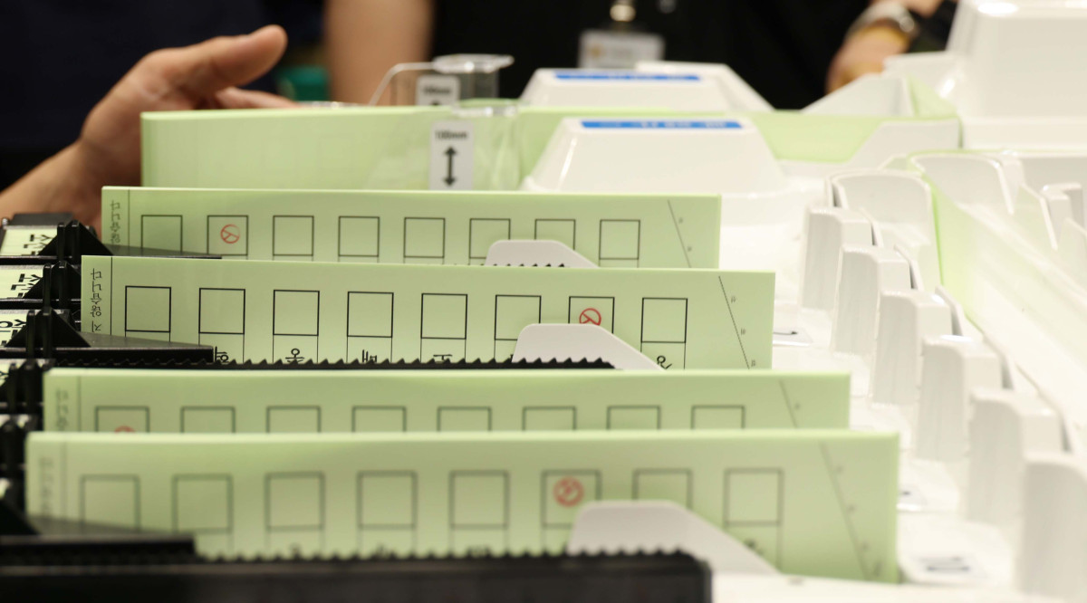 ▲6·3 지방선거 본투표를 하루 앞둔 2일 서울 노원구 서울과학기술대학교 체육관에 마련된 중랑구 선거관리위원회 개표소에서 관계자들이 투표지분류기 최종 모의시험 및 점검을 하고 있다. 신태현 기자 holjjak@