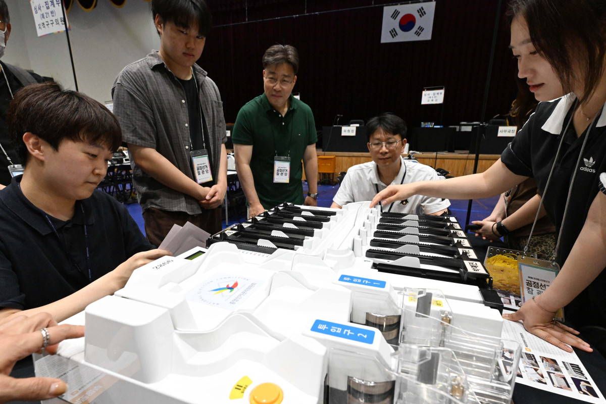 ▲6·3 지방선거 본투표를 하루 앞둔 2일 서울 노원구 서울과학기술대학교 체육관에 마련된 중랑구 선거관리위원회 개표소에서 관계자들이 투표지분류기 최종 모의시험 및 점검을 하고 있다. 신태현 기자 holjjak@