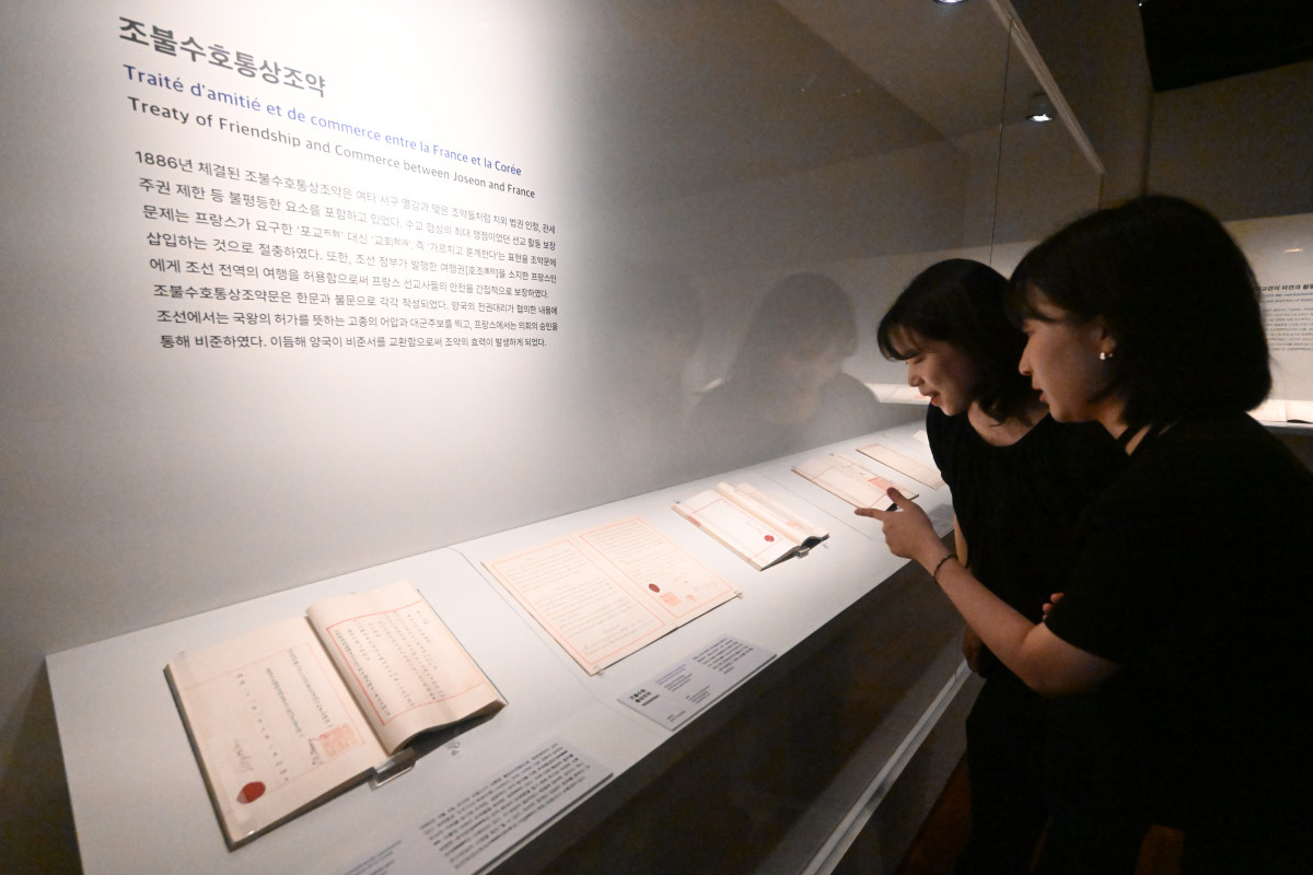 ▲한국-프랑스 우정의 140년 조불수호통상조약 문서들 살펴보는 관람객들. (사진제공=문화체육관광부)
