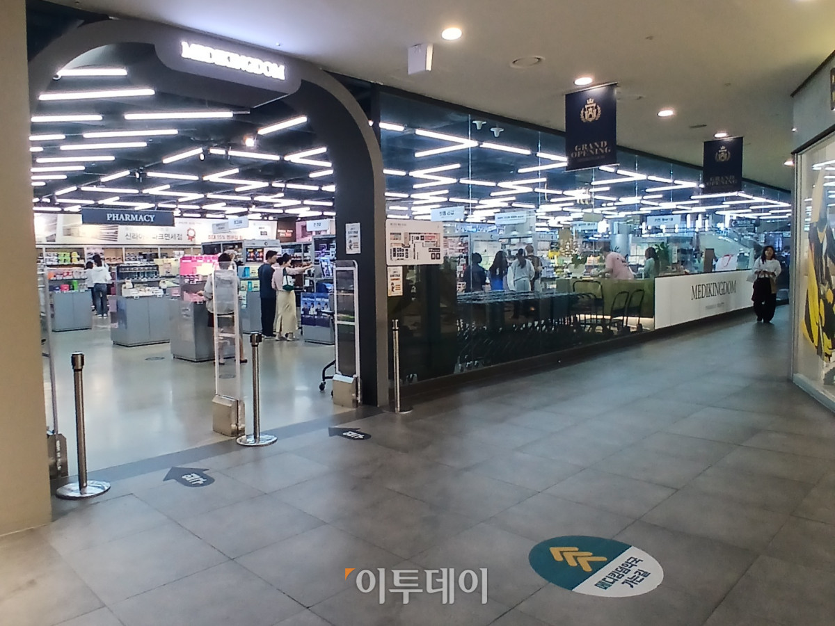 ▲서울 용산구 전자랜드 신관 1층에 위치한 창고형 약국 ‘메디킹덤’ 입구 모습. (한성주 기자 hsj@)