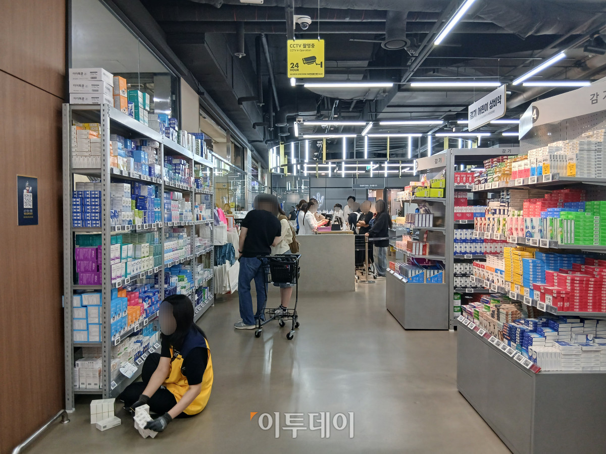 ▲서울 용산구 전자랜드 신관 1층에 위치한 창고형 약국 ‘메디킹덤’ 계산대 앞에 손님들이 줄을 서서 순서를 기다리고 있다. (한성주 기자 hsj@)