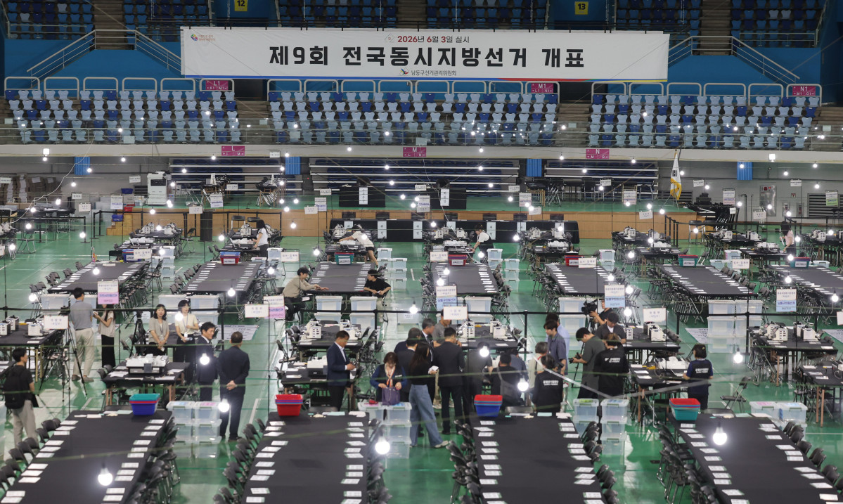 ▲제9회 전국동시지방선거를 하루 앞둔 2일 오후 인천 남동구 남동체육관에 마련된 개표소에서 선관위 관계자들이 투표지 분류기를 점검하고 있다. (사진=뉴시스)