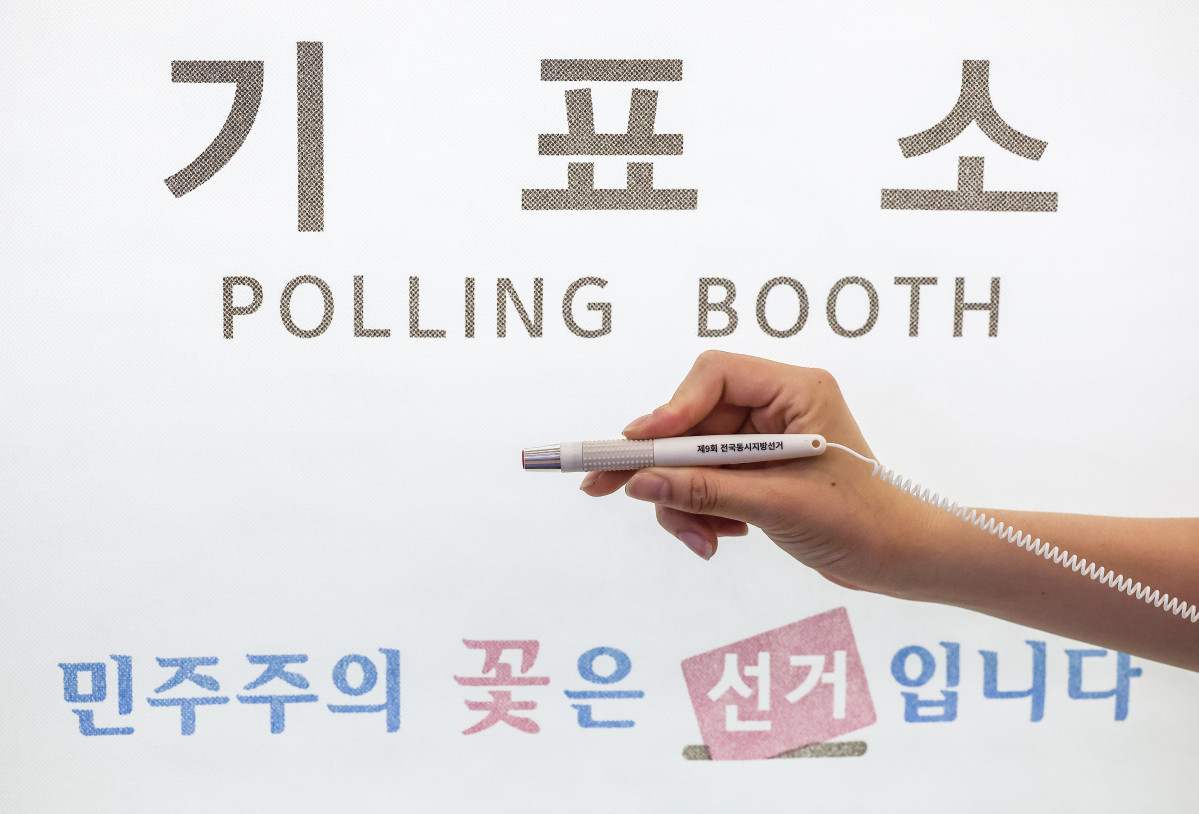 ▲제9회 전국동시지방선거를 하루 앞둔 2일 서울 성북구 안암동주민센터에 마련된 투표소에서 관계자가 기표용구를 들어보이고 있다. (사진=뉴시스)